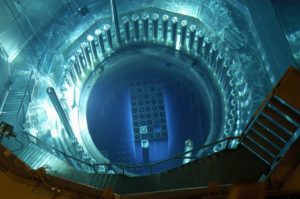 Radiación de Cherenkov en el núcleo del reactor.
